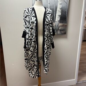 NWT Vince Camuto Black and White kimano